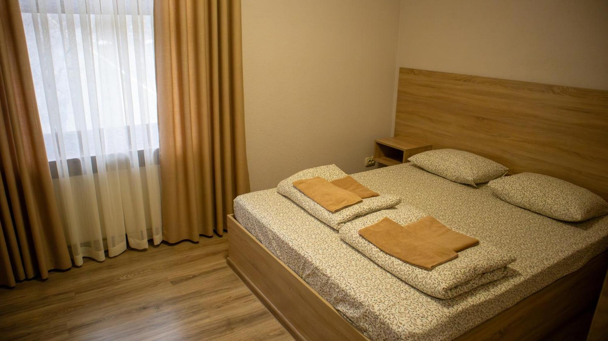 Каприз Hotell Kamenets-Podolsk Eksteriør bilde