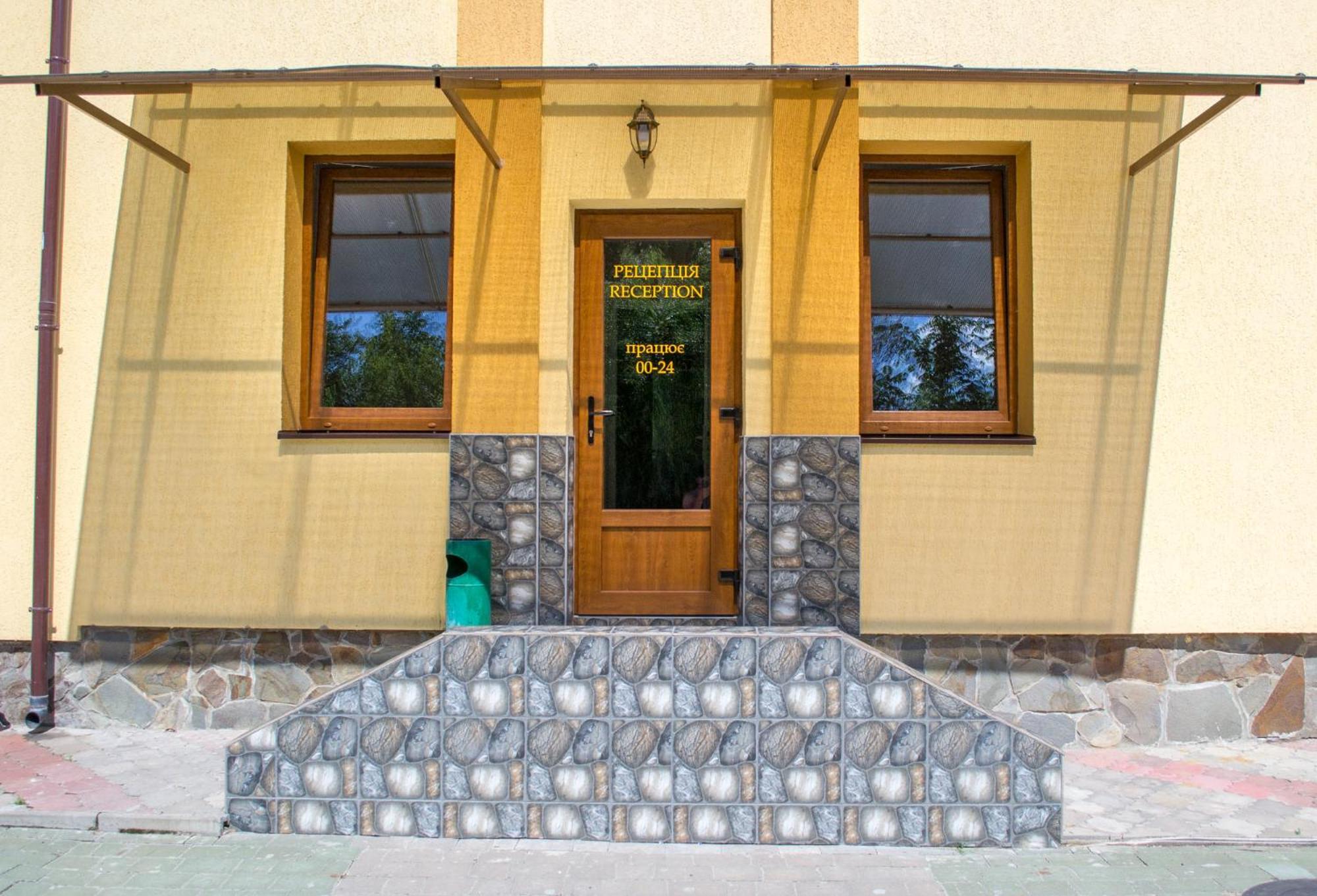 Каприз Hotell Kamenets-Podolsk Eksteriør bilde